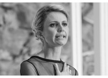 Dr. Sandra Hutterli ist Bildungsexpertin mit breitem Erfahrungshintergrund zum Beispiel als Vertreterin der Schweiz in Bildungsfragen im Europarat und der Europäischen Union und als Verwaltungsrätin eines internationalen Forschungszentrums. Heute ist sie als Leiterin der betrieblichen Bildung der SBB und hat einen Lehrauftrag an der HSG inne. Diesen Artikel schrieb sie in Ihrer Funktion als ist Vizepräsidentin der Robert F. Kennedy Stiftung für Menschenrechte in der Schweiz.