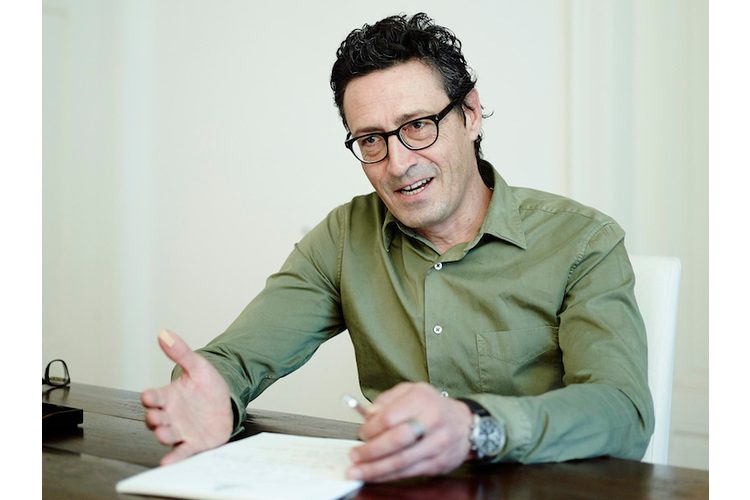 Georges T. Roos delinea gli scenari di come vivranno le famiglie in futuro. Immagine: Herbert Zimmermann / 13 Foto