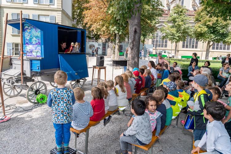 4/6 Die Chasperli-Gutsche tourt im Sommer durch Bern&nbsp;