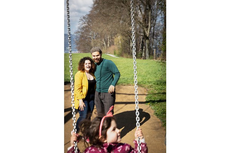 Das Leben lehrte sie Achtsamkeit für schöne Momente: Sefora Cuoco und Civan Oezdogan mit ihrer Tochter. Lesen Sie ihre Erzählung: «Eine einzige Achterbahnfahrt»« data-recalc-dims=