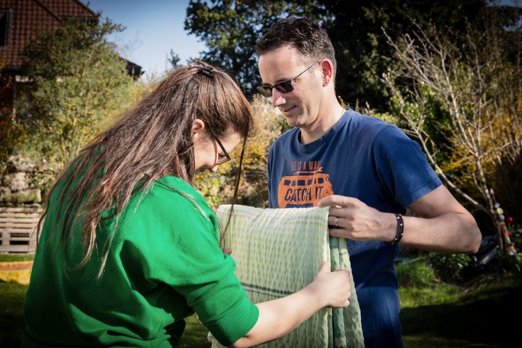 Ein gutes Team und dank Auszeiten ein starkes Paar: Tabea und Jonas Plattner aus Hindelbank BE. Lesen Sie ihre Erzählung: «Kinder ziehen weiter, der Partner bleibt»« data-recalc-dims=