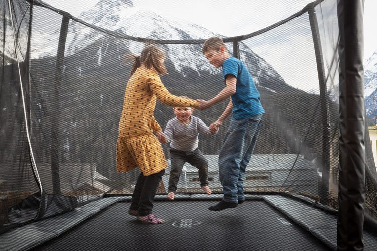 Im Sommer herrscht bei Familie Erni-Biondi in Scuol meist eitel Sonnenschein: Lia, 9, Charlie-Corsin, 2, und Andri, 10 (v. l.). Lesen Sie ihre Erzählung: «Irgendwann reichts»« data-recalc-dims=