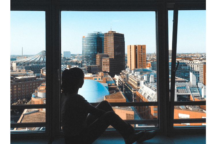 Etwa jeder zweite junge Mensch, der zum Studieren in eine andere Stadt zieht, sehnt sich in den ersten Wochen zurück ins alte Nest. Die gute Nachricht: Meist nimmt Heimweh nach einem anfänglichen Höhepunkt schnell wieder ab.
