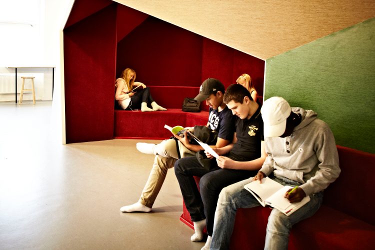 Die Architektur moderner Schulen orientiert sich an den Bedürfnissen lernender Menschen.