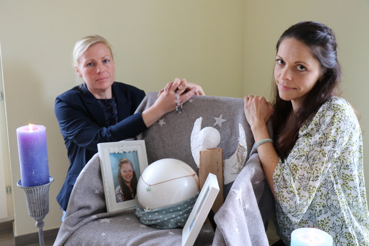 Eva Finkam e Dominique Dreier con l'urna di Jade