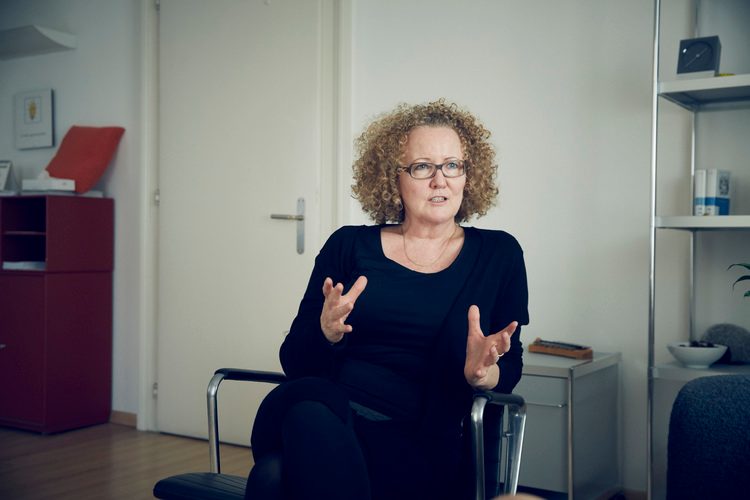 Regula Schwager est psychothérapeute et codirectrice du centre de consultation Castagna. Castagna conseille des enfants et des adolescents exploités sexuellement ou des adultes qui ont été abusés dans leur enfance. www.castagna-zh.ch