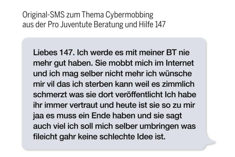 1/2 Original-SMS zum Thema Cybermobbing, die bei der Pro Juventute Anlaufstelle für Kinder und Jugendliche «Beratung +Hilfe 147» eingegangen ist.