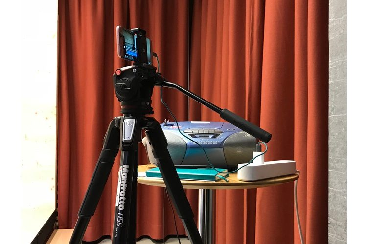 Costruzione avventurosa: questo vecchio lettore CD e il cellulare della nostra manager online Bianca Fritz, che brillava per lo sforzo, vi hanno permesso di ascoltarci, guardarci e fare domande in Germania e Austria.