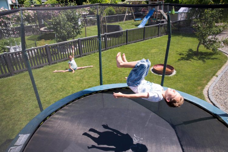 Jana does the splits, Severin takes off: with her own garden and trampoline, it's easy to spend a week offline.