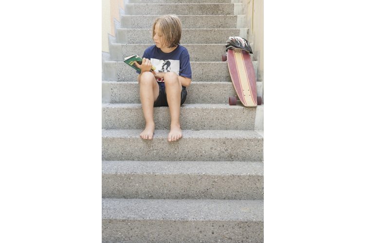 A Enis, 11 anni, piace andare a scuola. La sua materia preferita è "Persone e ambiente".
