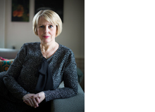 Silvia Aeschbach, 55, ist Journalistin und Buchautorin. Sie ist bei der SonntagsZeitung für die deutsch-sprachige Ausgabe des Lifestyle-Magazins «Encore» verantwortlich und schreibt im Tages-Anzeiger den Blog «Von Kopf bis Fuss». Ihr neustes Buch trägt den Titel «Älterwerden für Anfängerinnen – Willkommen im Club!» (Verlag Wörterseh). Silvia Aeschbach ist kinderlos und lebt mit ihrem Mann in Zürich.