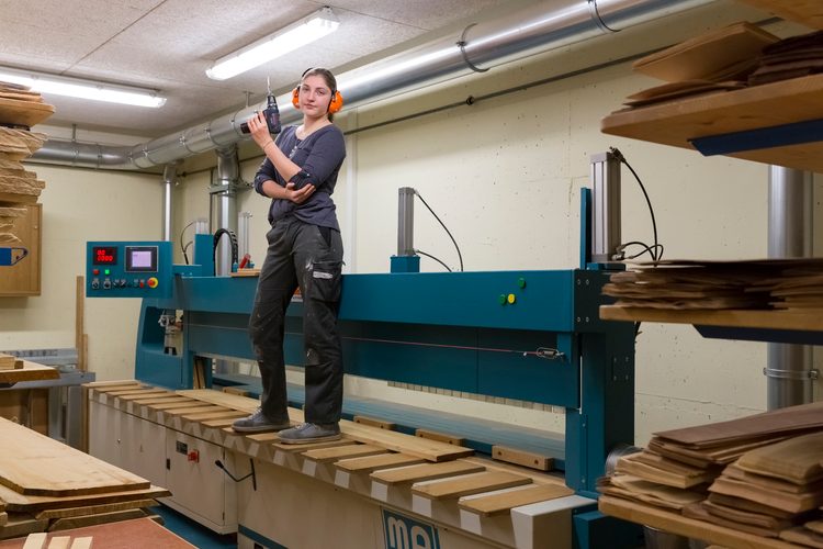 Inanna would sometimes rather be a boy. Also because she is constantly confronted with prejudices in her training company as a carpenter. She and her sister think: "Boys are sometimes pretty childish!" Picture: Salvatore Vinci / 13 Photo