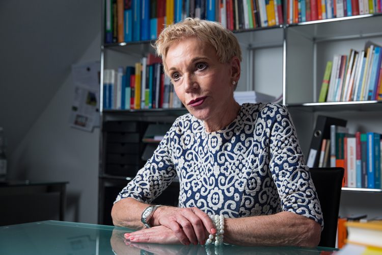 Margrit Stamm ist emeritierte Professorin für Pädagogische Psychologie und Erziehungswissenschaften an der Universität Fribourg und Buchautorin. Seit 2012 leitet sie das von ihr gegründete Forschungsinstitut Swiss Education mit Sitz in Aarau. Ihr Studium begann sie erst mit 35 Jahren, zuvor lebte sie das traditionelle Familienmodell: Sie war Hausfrau, ihr Mann machte Karriere. Danach reduzierte er sein Pensum, damit sie studieren konnte. Margrit Stamm ist verheiratet und hat zwei erwachsene Kinder. Zuletzt erschienen von ihr die Bücher «Neue Väter brauchen neue Mütter» und «Lasst die Kinder los» (Piper-Verlag).