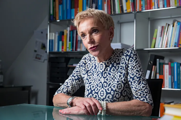 Margrit Stamm ist emeritierte Professorin für Pädagogische Psychologie und Erziehungswissenschaften an der Universität Fribourg und Buchautorin. Seit 2012 leitet sie das von ihr gegründete Forschungsinstitut Swiss Education mit Sitz in Aarau. Ihr Studium begann sie erst mit 35 Jahren, zuvor lebte sie das traditionelle Familienmodell: Sie war Hausfrau, ihr Mann machte Karriere. Danach reduzierte er sein Pensum, damit sie studieren konnte. Margrit Stamm ist verheiratet und hat zwei erwachsene Kinder. Zuletzt erschienen von ihr die Bücher «Neue Väter brauchen neue Mütter» und «Lasst die Kinder los» (Piper-Verlag).