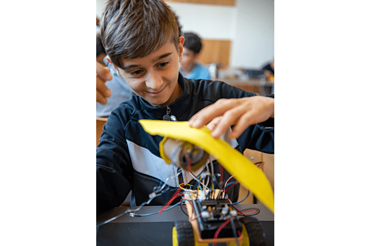 The robot building course is very popular at every holiday camp. You can find out more about the summer camps that the Elternsein and Pestalozzi Children's Villages foundations organised together for the first time this year here.