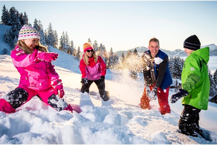 Auf die Plätze, fertig, Schnee! Bettina Wittwer und die Zwillinge Lara und Mario zu Besuch in Sattel SZ. Beim Vater gibt es coole Wintersportgebiete, finden die beiden.
