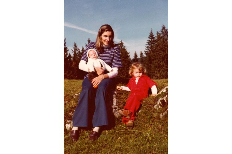 La mamma di Sandra Casalina (qui con in braccio il fratello minore) oggi deciderebbe lo stesso: "In questa situazione, è stata la cosa migliore per tuo fratello e per te, anche se per me è stato incredibilmente difficile".