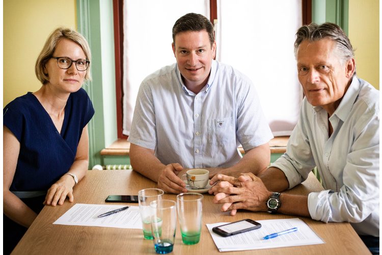 Eveline Hartmann e Nik Niethammer della rivista svizzera per genitori Fritz+Fränzi a colloquio con Thomas Minder (al centro). Egli sa per esperienza quanto possa essere solitario il ruolo di preside. Chiede che il lavoro sia reso più attraente.