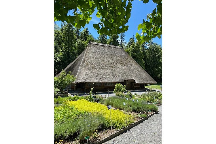 Herbal landscape and historic buildings (Image: Dominique Binder, zVg)