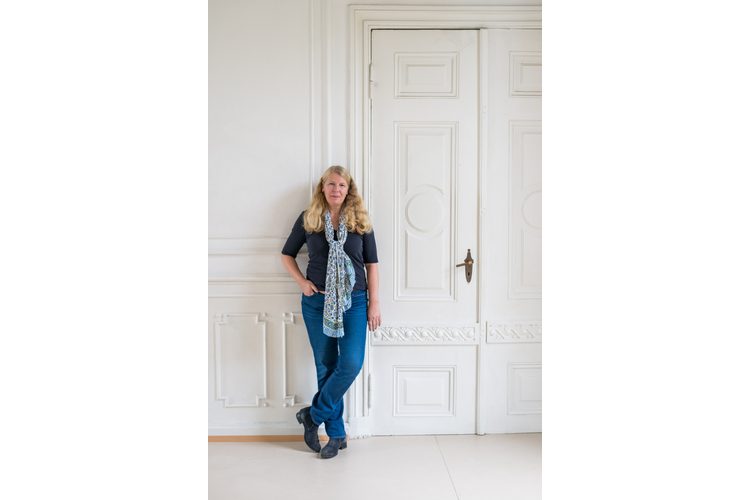 Kristina Calvert est titulaire d'un doctorat en philosophie avec les enfants et travaille en tant que conférencière et auteure indépendante avec des adultes ainsi qu'en tant que philosophe pour enfants avec des enfants à partir de quatre ans. Elle forme des éducateurs à la philosophie avec les enfants et a cofondé l'association "Philosopher avec les enfants".