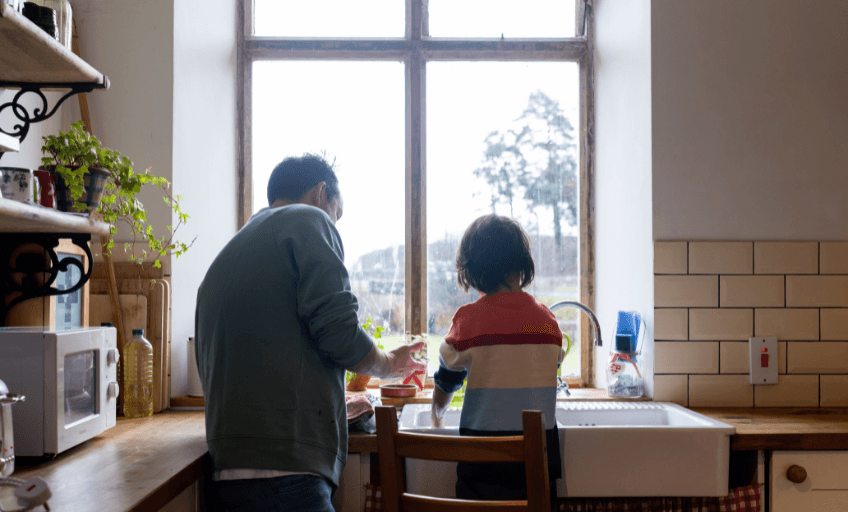 Trennung: Ein Vater macht mit seinem Sohn den Abwasch