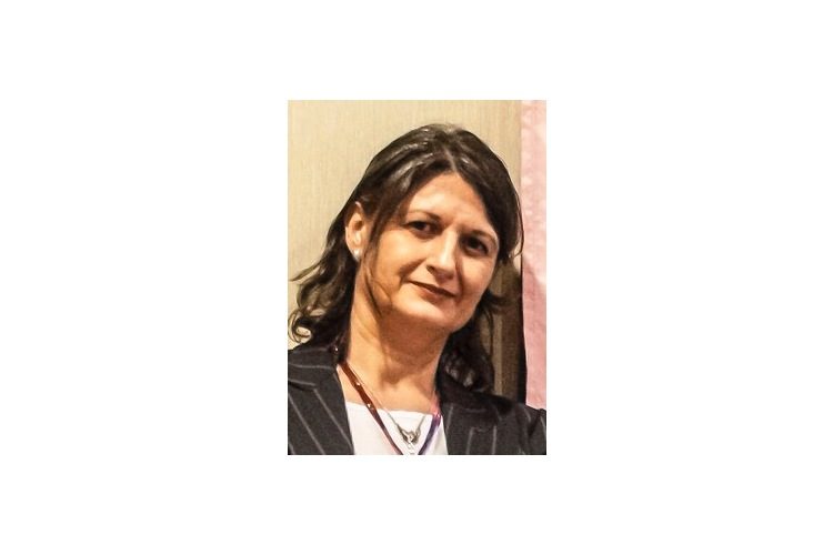 Irene Mariam Tazi-Preve ha conseguito un dottorato in scienze politiche e insegna negli Stati Uniti e in Austria. Ha pubblicato numerose opere (come "Die Vereinbarkeitslüge") incentrate su questioni di genere, maternità e paternità, nonché sulla politica demografica e sanitaria. Il suo libro "Vom Versagen der Kleinfamilie. Ideologia e alternative" sarà pubblicato nella primavera del 2017. immagine:zVg