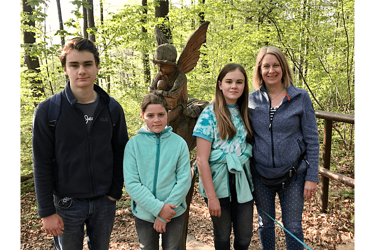 La mamma di tre figli vive con il marito e i tre figli a Therwil BL. La famiglia è decisa a integrare ancora di più la tutela dell'ambiente nella vita familiare di tutti i giorni.