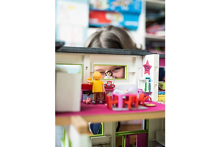 Maya, 9, bastelt auf Basis von Playmobil kleine Welten, die sie in Filmen animiert. Lesen Sie hier, was Maya dazu sagt.