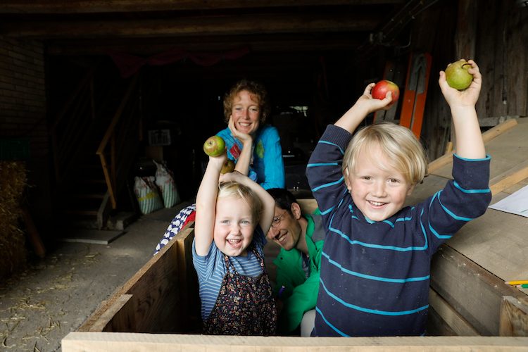 Vegan leben für eine bessere Welt Sarah Heiligtag und Georg Klingler aus Hinteregg ZH führen mit dem vierjährigen Nils und der zweijährigen Indra einen Bauernhof der anderen Art: Der «Hof Narr» will zu Tierschutz und einem schonenden Umgang mit der Umwelt inspirieren. Dazu gehört auch die vegane Ernährungsweise. Zum Familienporträt.
