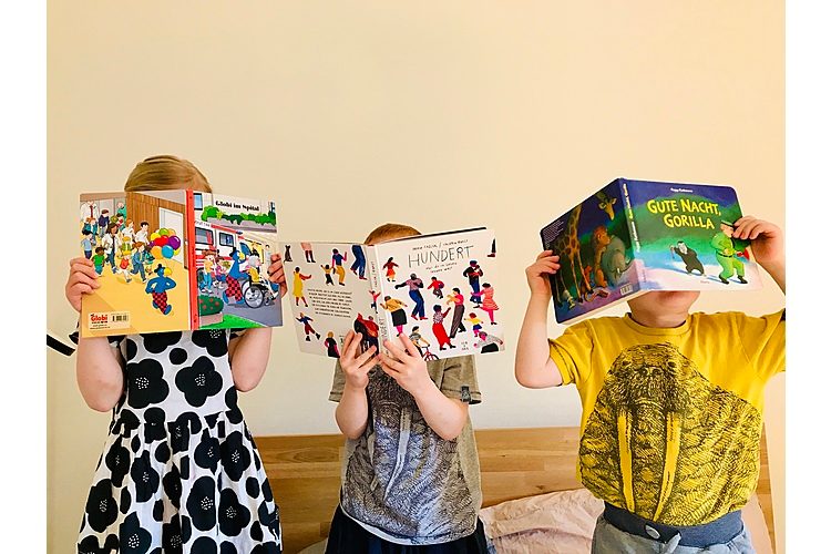 Boni Koller: Globi in ospedale. Orell Füssli 2020, 100 p., ca. 24 Fr. Heike Faller e Valerio Vidali: Hundert. Kein & Aber 2019, 208 p., ca. 30 Fr. Peggy Rathman: Buonanotte, gorilla. Moritz 2006, 32 p., ca. 19 Fr.