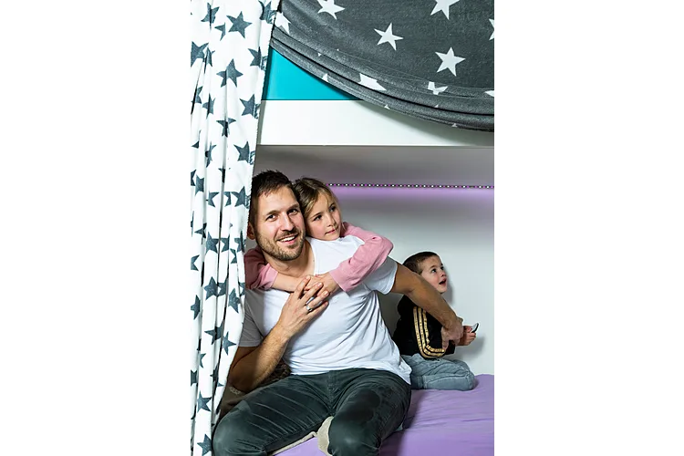 «Wie bringt man alles unter einen Hut?»: Thomas Jakob, 36, aus Frauenfeld TG ist Interaction-Designer, seine Frau Janina, 36, Sekundarlehrerin. Der Vater von Malea, 7, und Luano, 3, will für seine Familie da sein, aber auch im Job à jour bleiben. (Lesen Sie hier seine Erzählung)