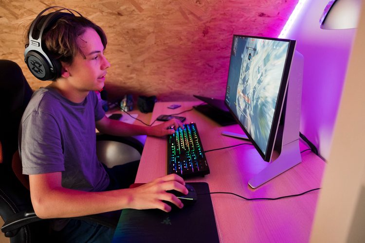 Gymnasiast Rafael nutzt digitale Medien täglich für die Schule – aber auch zum Gamen. Lesen Sie was Medienexperte Thomas Feibel zur Mediennutzung sagt.