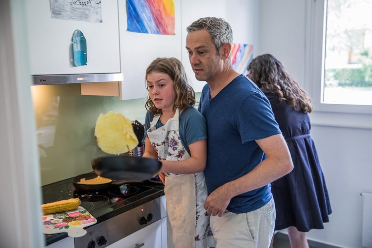 Sind wir Helikopter-Eltern? Das Elternpaar Andreas Abegg und Rahel Strebel haben eine Tochter und erzählen aus ihrem Familienalltag.