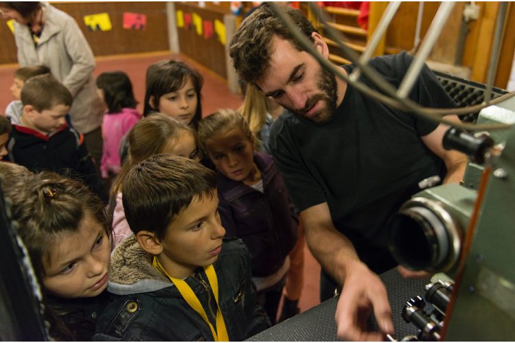 Ça cliquette : Roadmovie présente un projecteur aux enfants ...