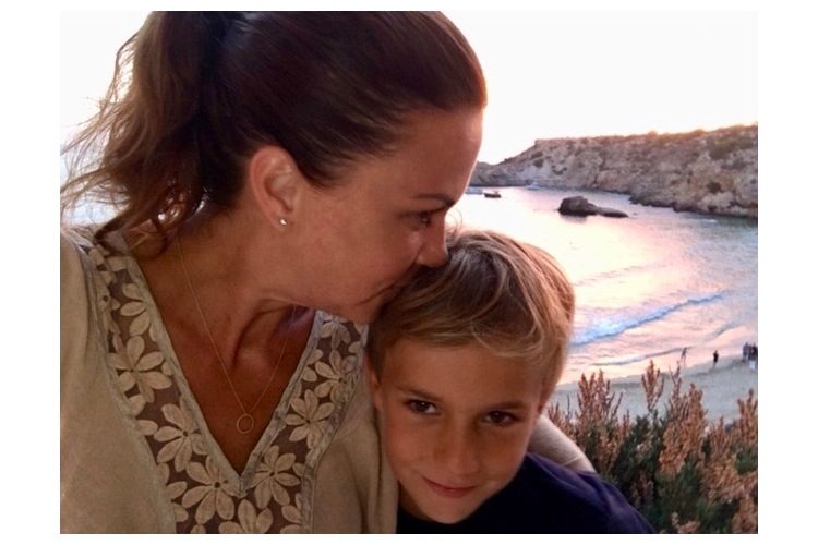 Corina Sarasin mit ihrem Gottenbub, seinen Eltern und weiteren Freunden in den Ferien.