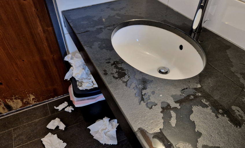 Lavabo danneggiato e sporco