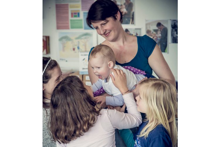 «Hello Baby Lisa!» Zu Beginn der Stunde begrüssen Mutter und Baby jedes Kind.