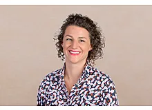 Florina Schwander leitet die Online-Redaktion von Fritz+Fränzi. Zuhause ist sie mitverantwortlich für den Medienkonsum von ihren drei Kindern (einmal sechs und zweimal vier Jahre alt) und überdenkt auch die eigene Mediennutzung regelmässig, wenn auch ungern.