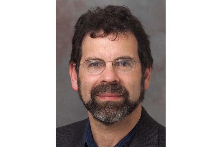 Daniel Miller Anthropologe, ist Professor am University College London. Er beschäftigt sich mit Beziehungen von Menschen zu Dingen. Einige Studien sind auf Deutsch erschienen («Das wilde Netzwerk. Ein ethnologischer Blick auf Facebook», Suhrkamp 2012, Fr. 22.90). Die Ergebnisse der erwähnten internationalen Vergleichsstudie zur Social-Media-Nutzung sollen im Februar 2016 veröffentlicht werden.