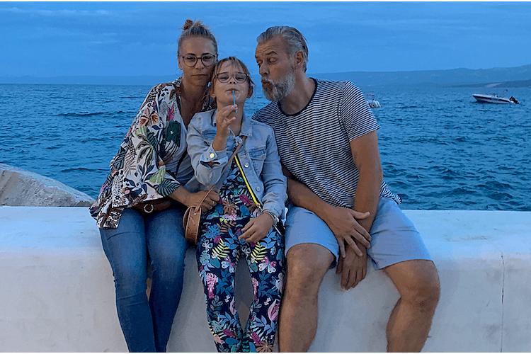 «Seit der Coronakrise teilen mein Partner und ich die Haushaltspflichten viel ausgeglichener untereinander auf», sagt Vera Schönenberger, hier im Bild mit Tochter und Partner.