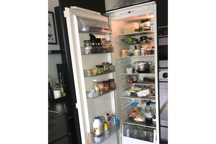 Tischlein deck dich, Kühlschrank füll dich? Gäbig wärs ... Denn: So sieht ein (eher leerer!!!) Kühlschrank bei Claudia Landolt aus. Foto: privat