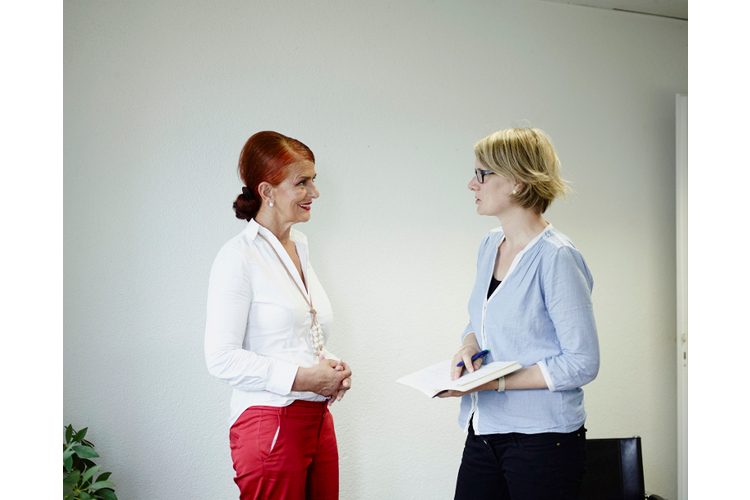 Sefika Garibovic im Gespräch mit der stellvertretenden Fritz+Fränzi-Chefredaktorin Evelin Hartmann.