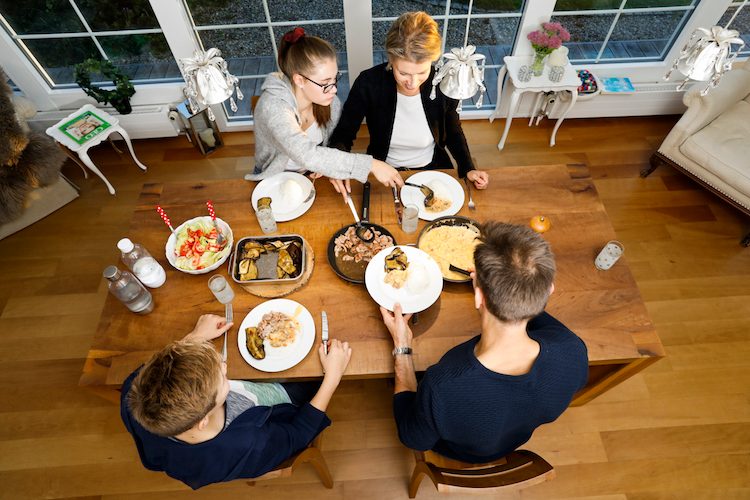 Solidarietà familiare con chi soffre di allergieElla Macher, 16 anni, di Bäretswil ZH (in alto a sinistra) soffre di gravi allergie alimentari. I suoi genitori Sandra e Andreas e il fratello Flynn, 12 anni, hanno quindi stravolto la loro dieta. Leggete qui cosa significa questo per la vita quotidiana della famiglia.