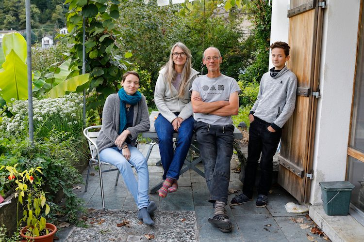 Una famiglia unita grazie all'autosufficienzaI giovani genitori Sabine e Markus Lanfranchi hanno realizzato il loro sogno di vivere come agricoltori autosufficienti a Verdabbio GR. Silva, 26 anni, Lüzza, 13 anni, e i loro genitori raccontano come questo stile di vita abbia avvicinato la famiglia. Il dossier completo sul tema dell'alimentazione e altri ritratti di famiglie con abitudini alimentari particolari sono disponibili nel numero 11 / novembre 2017, ordinabile qui.