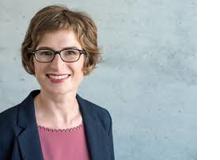 Dr. Maike Debus lehrt und forscht als Psychologin im Bereich Arbeits- und Organisations-psychologie an der Universität Zürich.