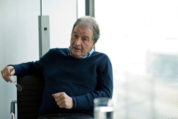 Jean-Luc Guyer engrossed in conversation with the editors of the parents' magazine Fritz+Fränzi