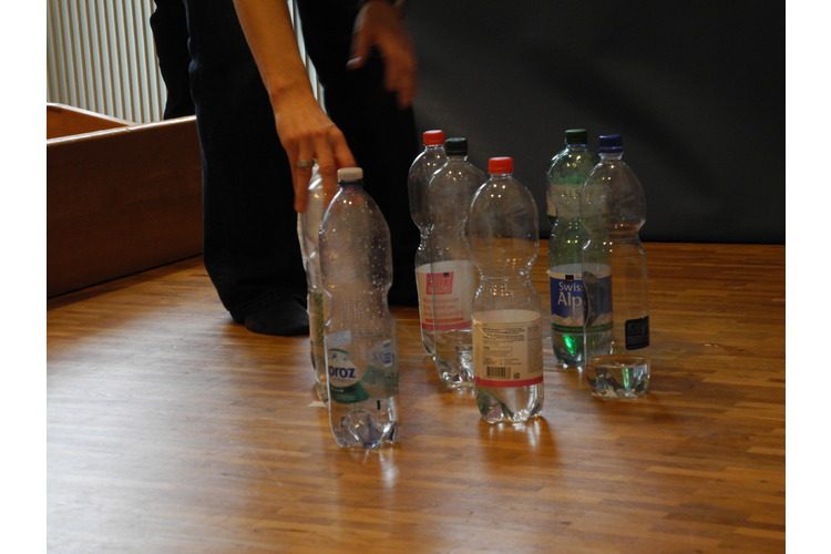 Apprentissage en mouvement avec des cônes (remplir des bouteilles en Pet de 5 dl avec environ 1 dl d'eau) et un ballon à lancer, 80g