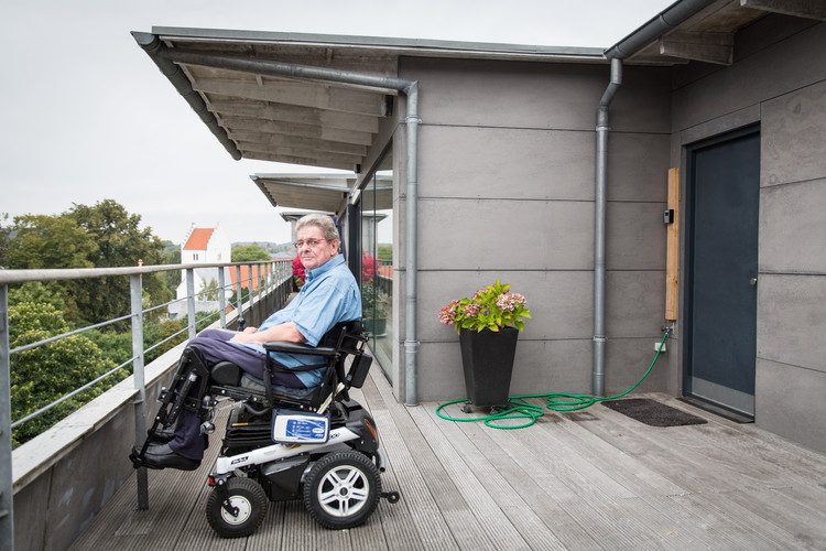 Jesper Juul sur son toit-terrasse au troisième étage d'un immeuble en briques à Odder, dans l'est du Danemark.
