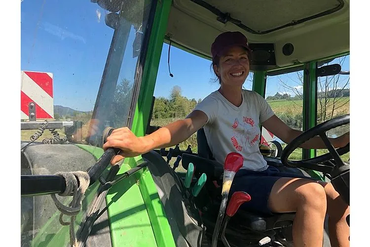Leila dans son travail d'agricultrice (photo : Rathesan Iyadurai)