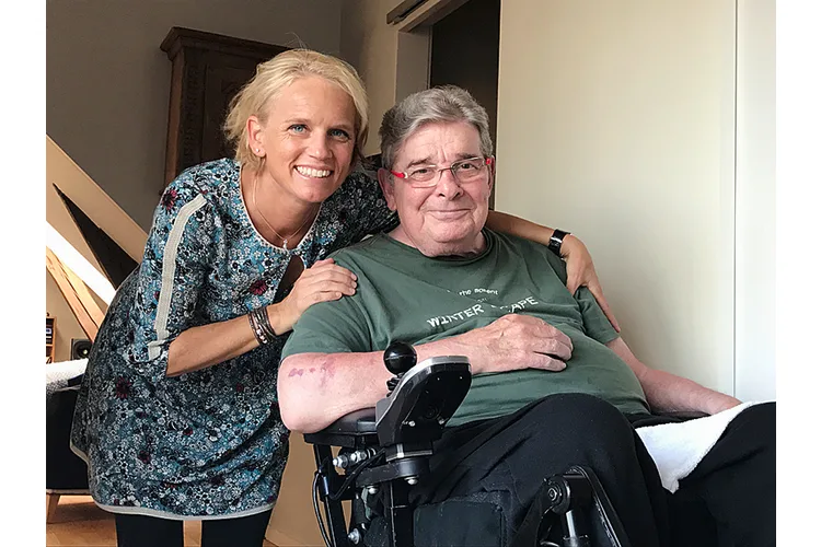 Caroline Märki mit Jesper Juul in seiner Wohnung in Odder, Dänemark. Das Bild entstand am 7. August 2017.